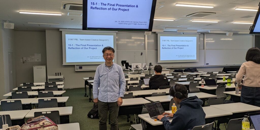 立命館大学の教室で授業を担当する落合